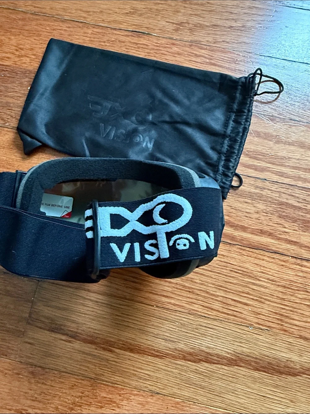 Ski/Snowboarding goggles Silver Mirrored Lens with Black Strap and Soft Pouch